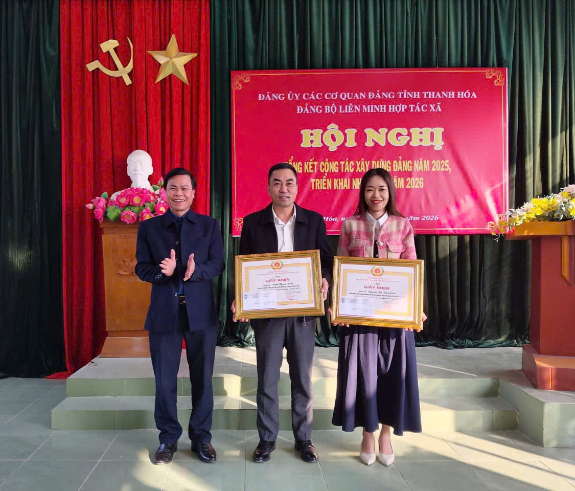 Khen thưởng Đảng viên hoàn thành xuất sắc nhiệm vụ